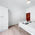 Spacious 7 Bed- High Street Location