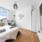 Spacious 7 Bed- High Street Location