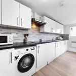Spacious 7 Bed- High Street Location