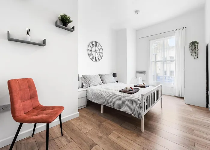 Spacious 7 Bed- High Street Location