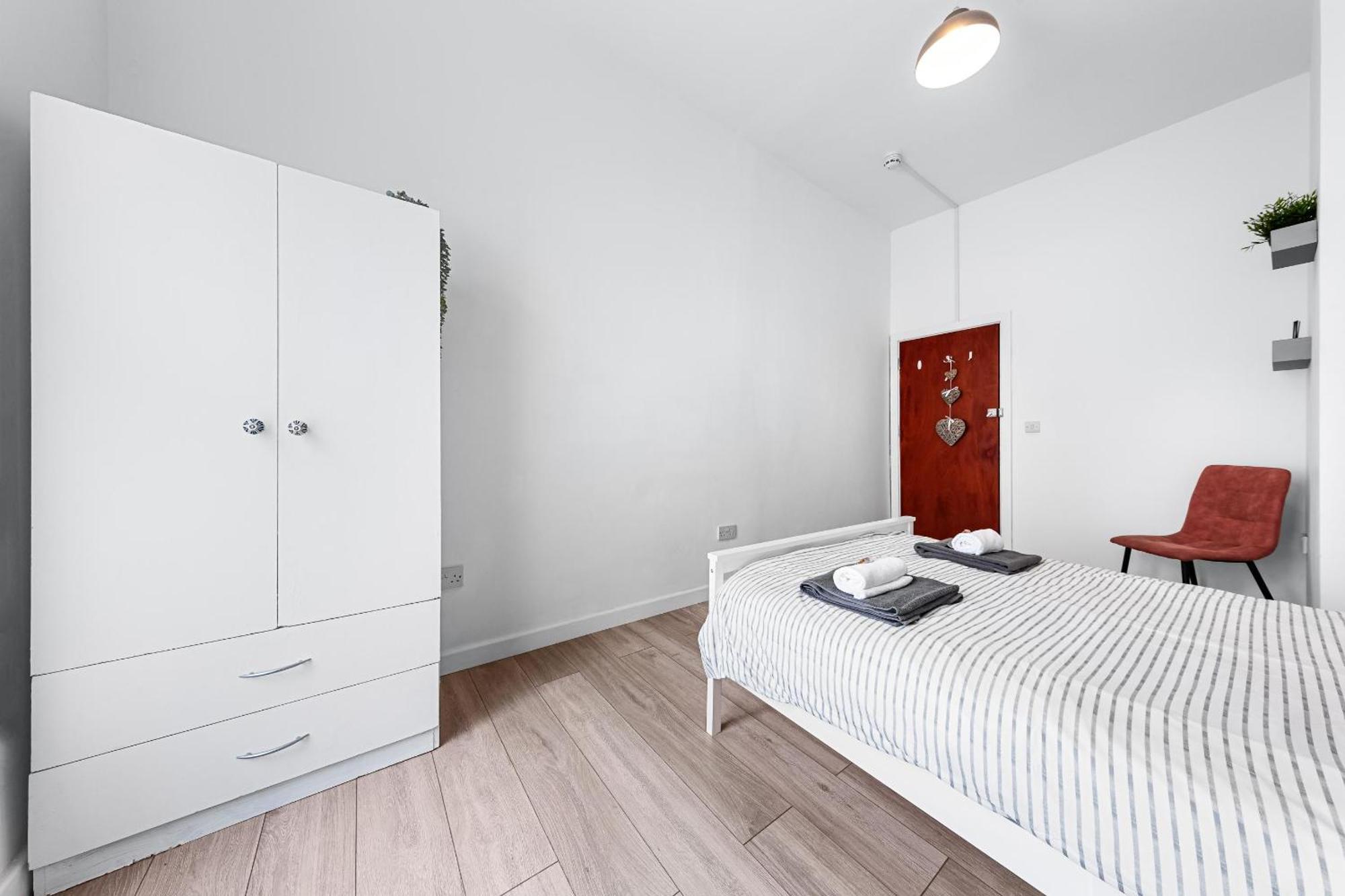 Spacious 7 Bed- High Street Location