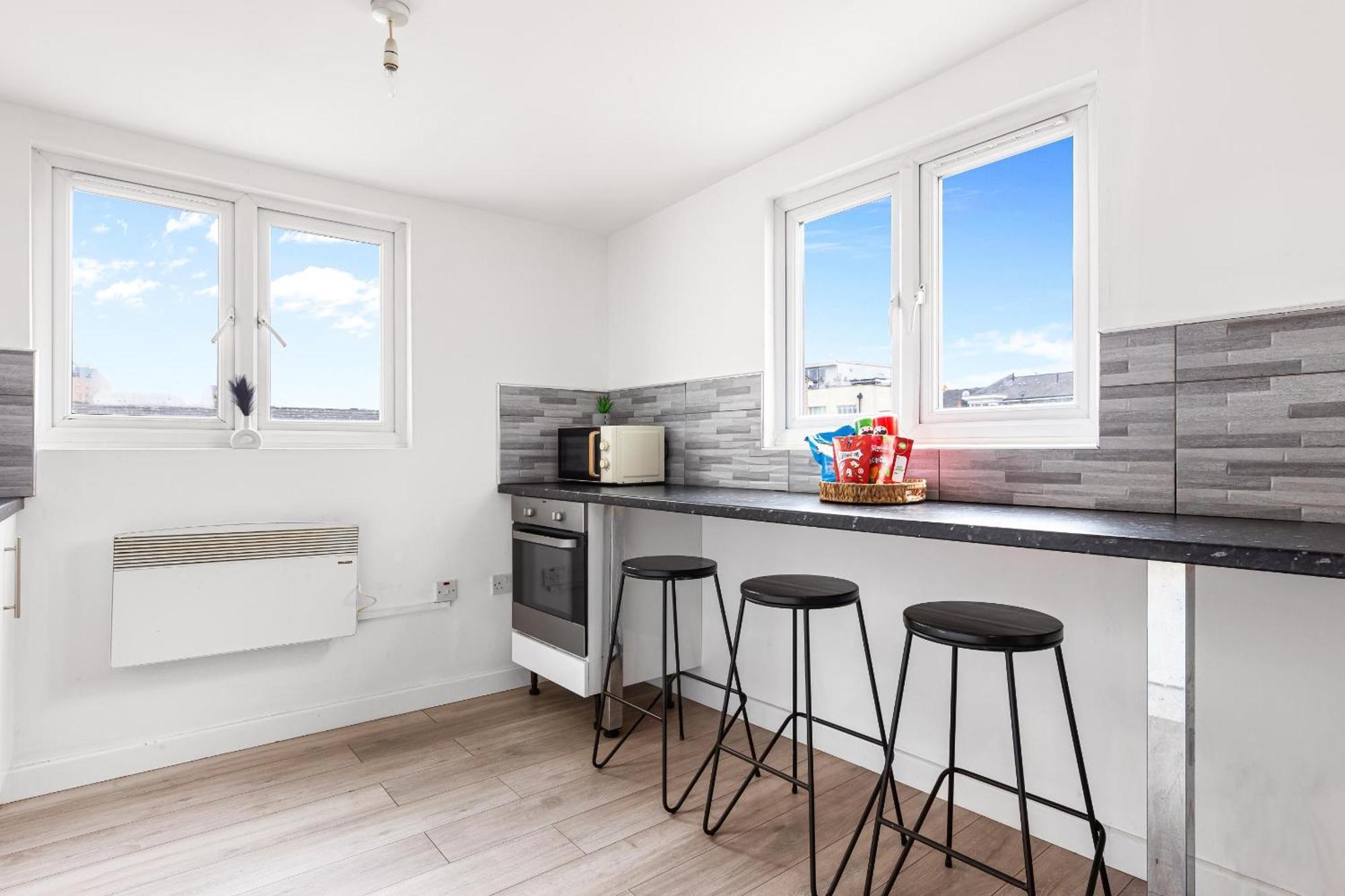 Spacious 7 Bed- High Street Location