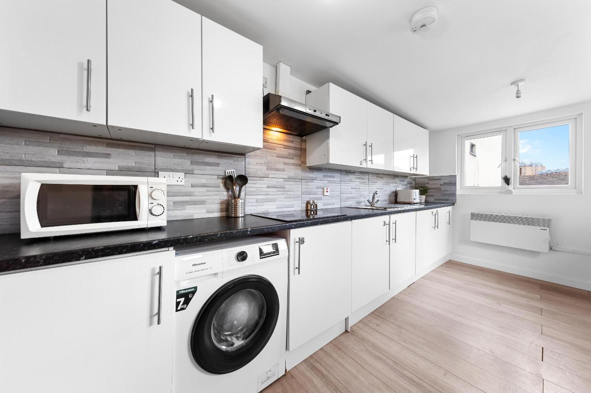 Spacious 7 Bed- High Street Location